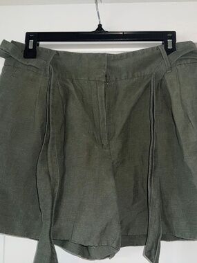 LIGHTLY USED ANN TAYLOR WOMANS GREEN SHORTS - SIZE 6